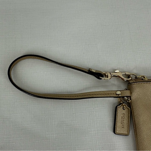 Coach Darcy Gold Leather Bow Wristlet - Picture 4 of 17